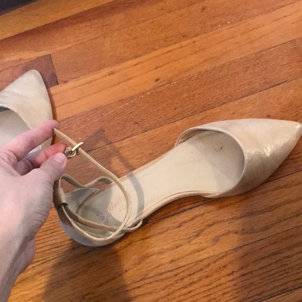 Gold pointed toe Flats - Picture 3 of 7